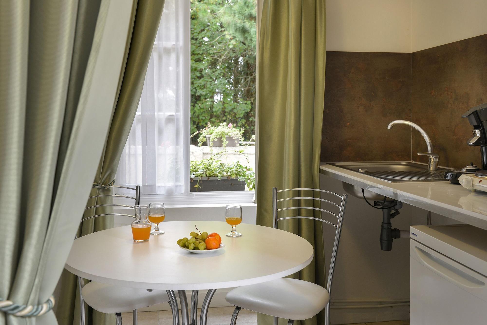 Logis Manoir De La Giraudiere Beaumont-en-Veron ภายนอก รูปภาพ