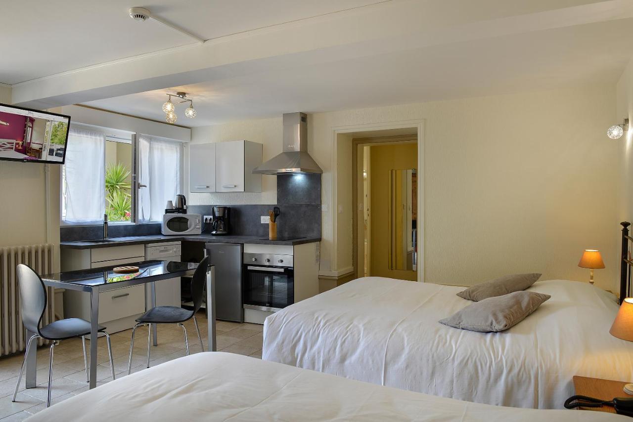 Logis Manoir De La Giraudiere Beaumont-en-Veron ภายนอก รูปภาพ