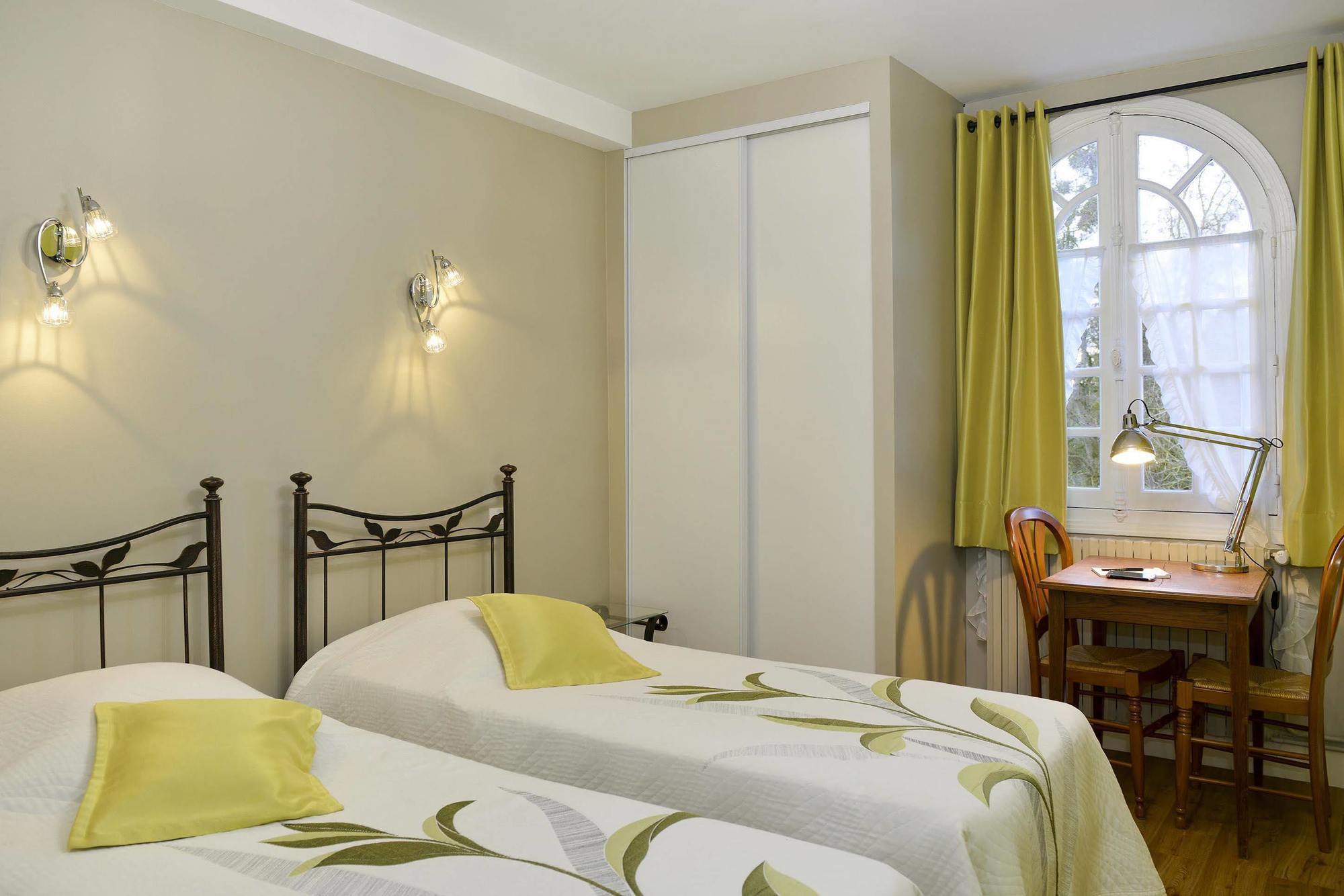 Logis Manoir De La Giraudiere Beaumont-en-Veron ภายนอก รูปภาพ